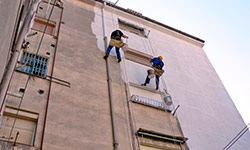 Rehabilitación e impermeabilización de fachadas y patios.